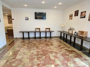 朝食 (テイクアウト)、毎日提供 (1 名様 8 EUR)