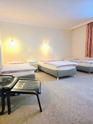 Standardværelse til 3 personer | Skrivebord, arbejdsområde til bærbare computere, strygejern/strygebræt