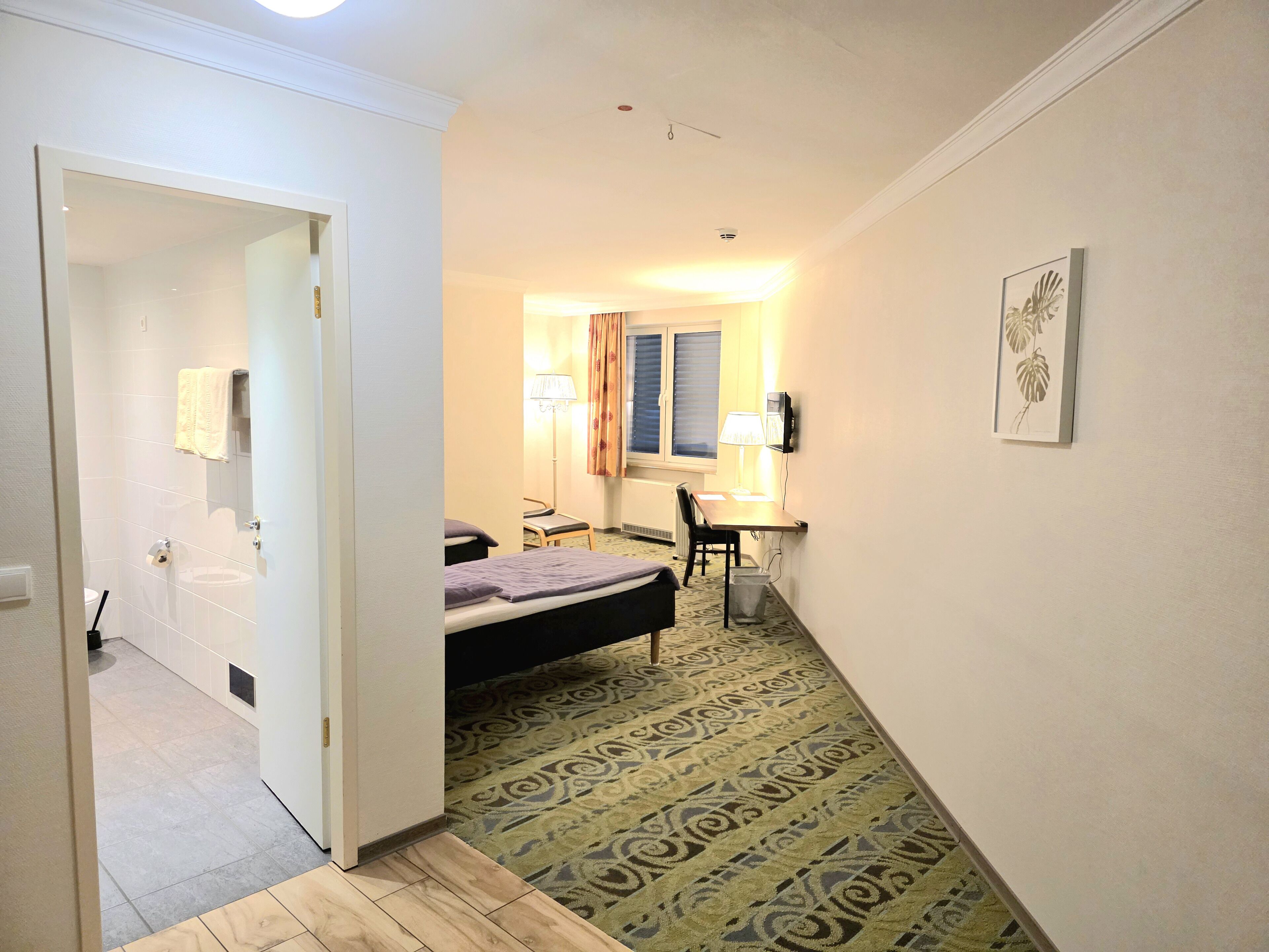 Standardsuite | Skrivebord, arbejdsområde til bærbare computere, strygejern/strygebræt