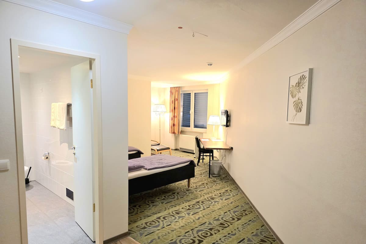 Standardsuite | Skrivebord, arbejdsområde til bærbare computere, strygejern/strygebræt