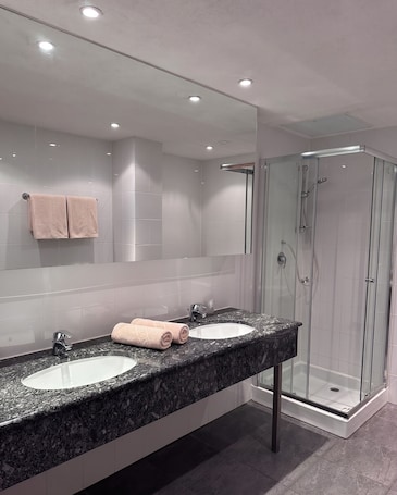 Towels, toilet paper. Hotel Pause