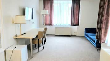 Deluxe suite | Een bureau, een laptopwerkplek, een strijkplank/strijkijzer, gratis wifi