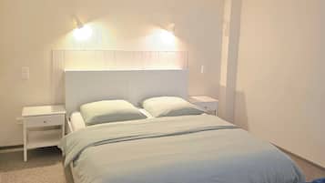 Escritorio y espacio para trabajar con laptop