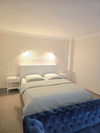 Deluxe-Suite | Schreibtisch, laptopgeeigneter Arbeitsplatz, Bügeleisen/Bügelbrett. Hotel Pause