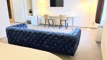 Suite Deluxe | Escritorio y espacio para trabajar con laptop