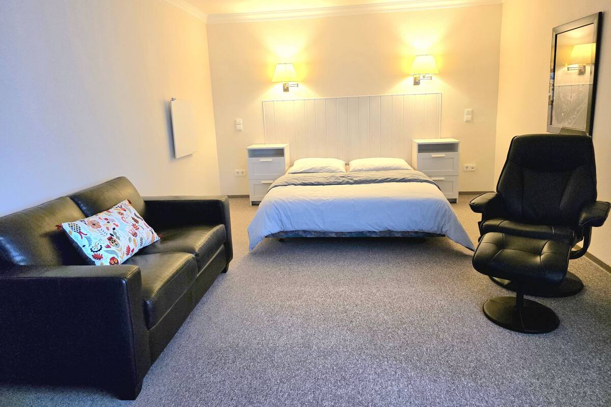Luxury Suite | Desk, laptop workspace, iron/ironing board, WiFi (free)