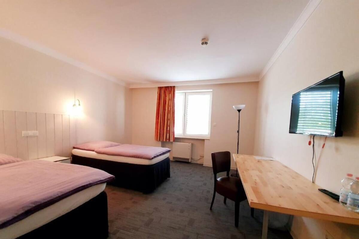 Standardværelse med 2 enkeltsenge | Skrivebord, arbejdsområde til bærbare computere, strygejern/strygebræt