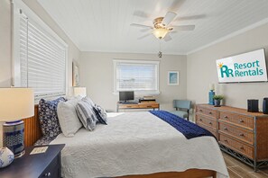 2 bedrooms, desk, iron/ironing board, free WiFi - 🌴Quick Walk to Beach Access🐬Canal View☀Club Capri #101🍹Community Pool (Treasure Island)