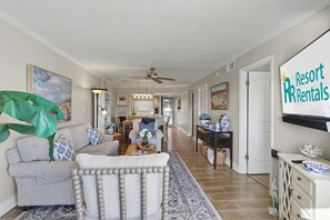 TV - 🌴Quick Walk to Beach Access🐬Canal View☀Club Capri #101🍹Community Pool (Treasure Island)