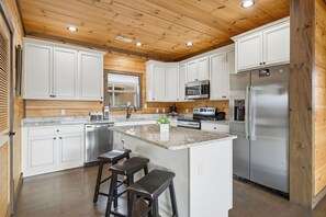 Fridge, microwave, oven, stovetop - Indoor Pool, Hot Tub & Mountain Views, Arcade Games and Free attractions (Sevierville)