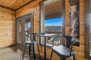 Dining - Indoor Pool, Hot Tub & Mountain Views, Arcade Games and Free attractions (Sevierville)