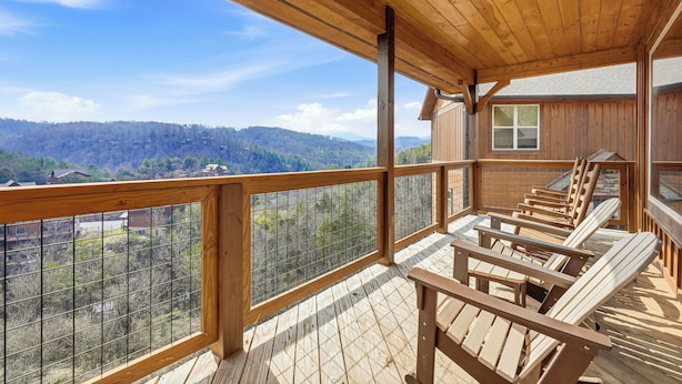 Eine Holzterrasse mit Blick auf eine Berglandschaft.