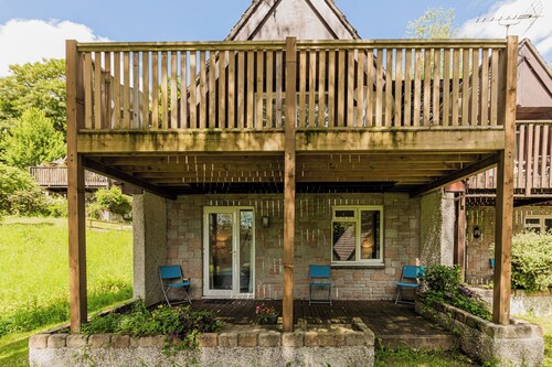 Comfy Valley Lodge with pool access at Honicombe Holiday park