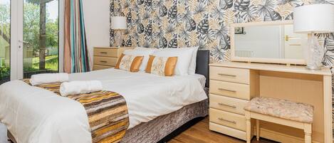 Ferros/tábuas de passar roupa, acesso à internet, roupa de cama