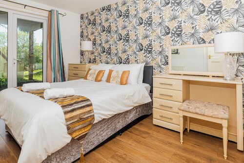 Comfy Valley Lodge with pool access at Honicombe Holiday park