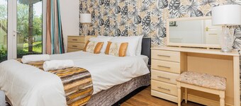 Comfy Valley Lodge with pool access at Honicombe Holiday park