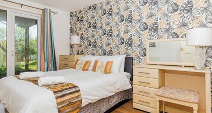 Comfy Valley Lodge with pool access at Honicombe Holiday park