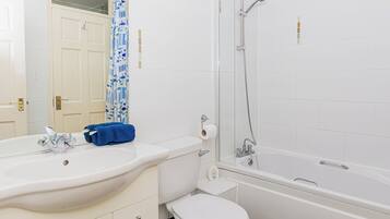 Haartrockner, Handtücher, Seife, Toilettenpapier