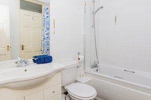 Haartrockner, Handtücher, Seife, Toilettenpapier