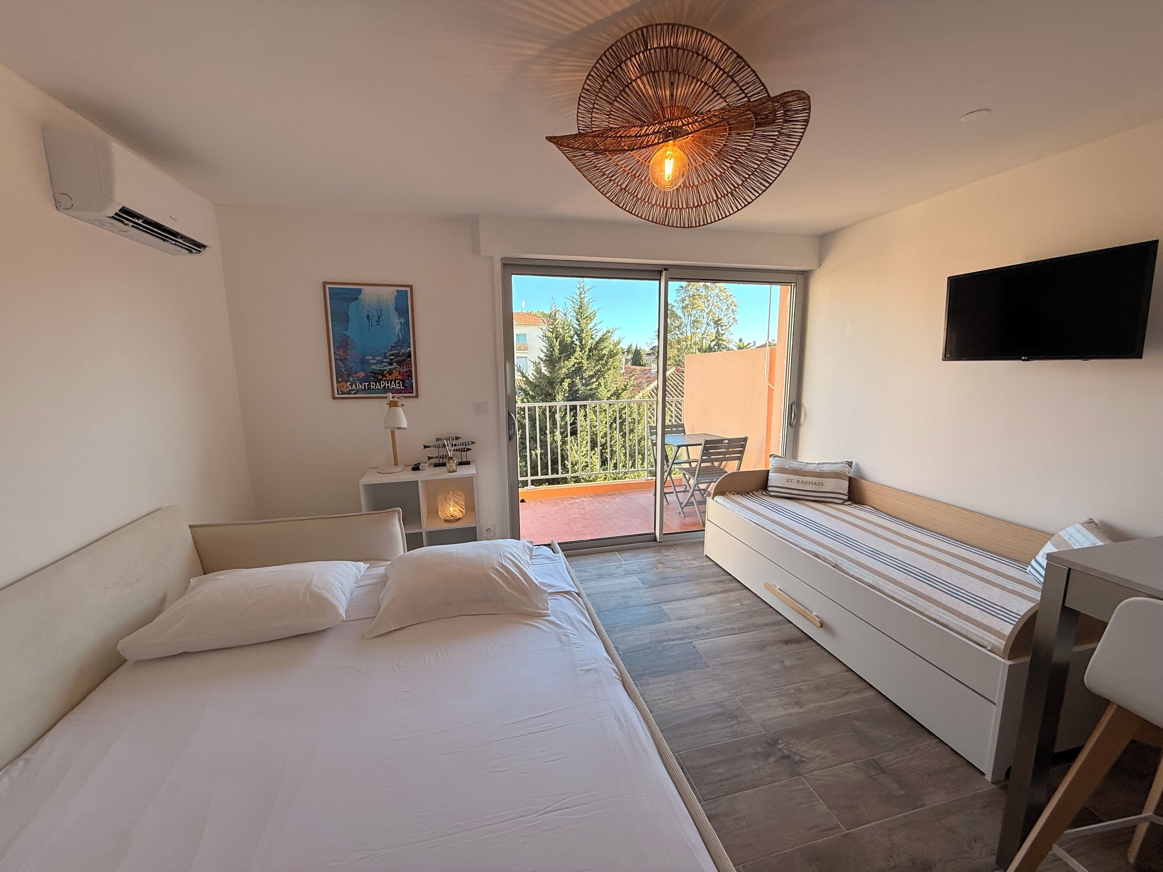 Iron/ironing board, WiFi, bed sheets