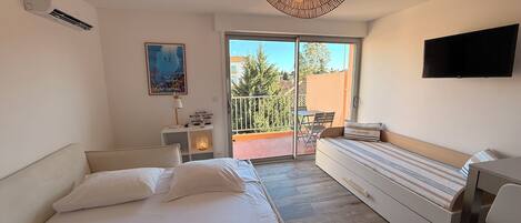 Iron/ironing board, WiFi, bed sheets