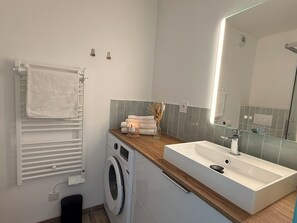 Dusche, Haartrockner, Handtücher, Seife