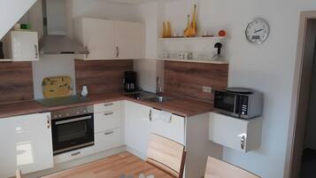 Een koelkast, een magnetron, een oven, een kookplaat