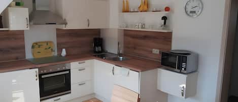 ثلاجة، ميكروويف، فرن، موقد طهي مسطح