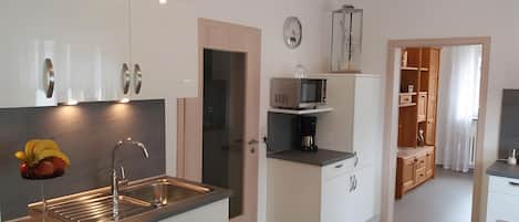 Kjøleskap, mikrobølgeovn, ovn og kokeplater