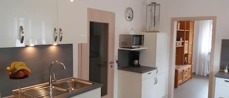 Jääkaappi, mikroaaltouuni, uuni, liesi