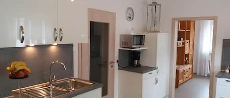 雪櫃、微波爐、焗爐、爐具