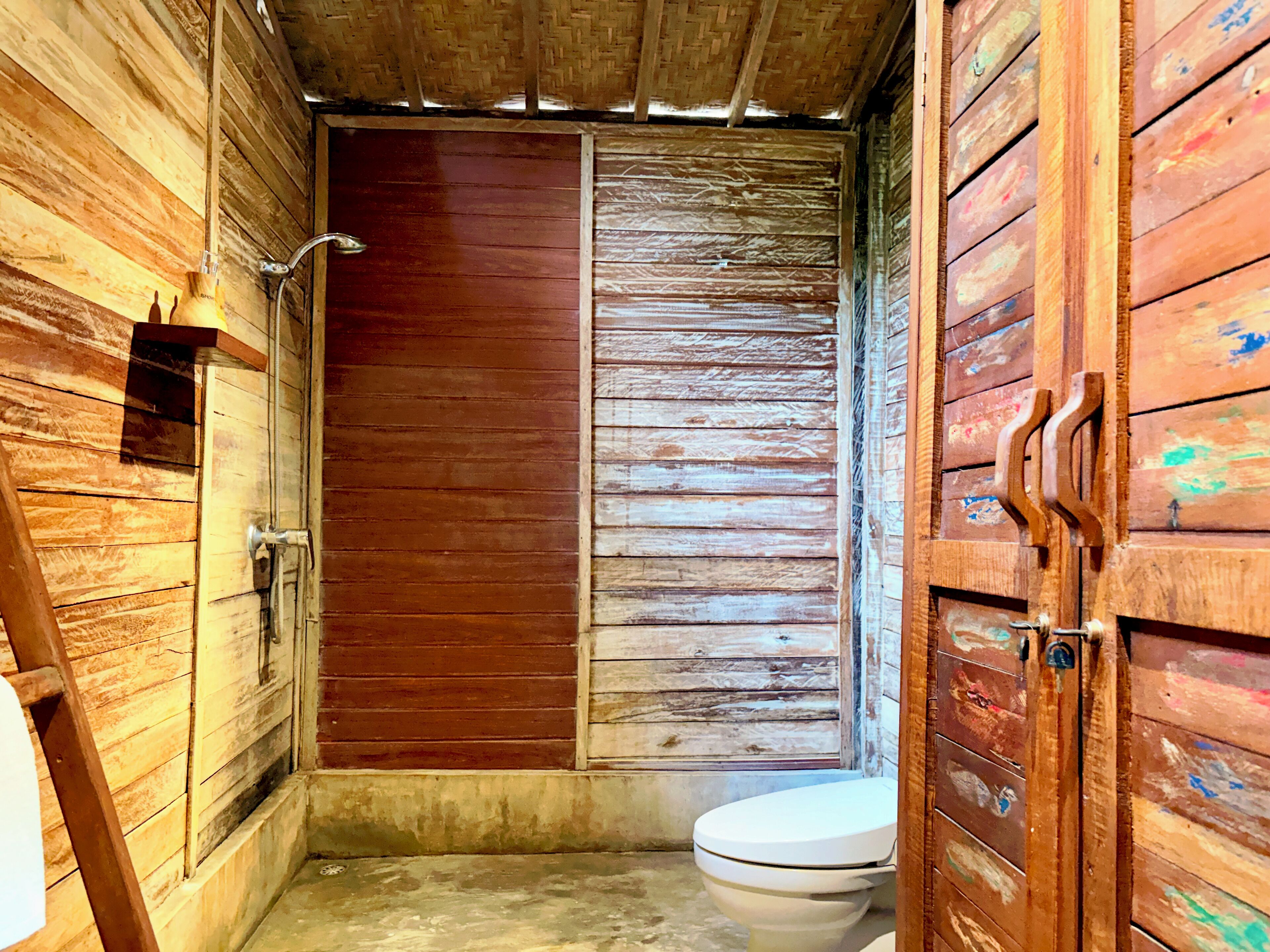 Småhus – superior, balkong, hageutsikt | Bad | Dusj, hårføner, håndklær og såpe