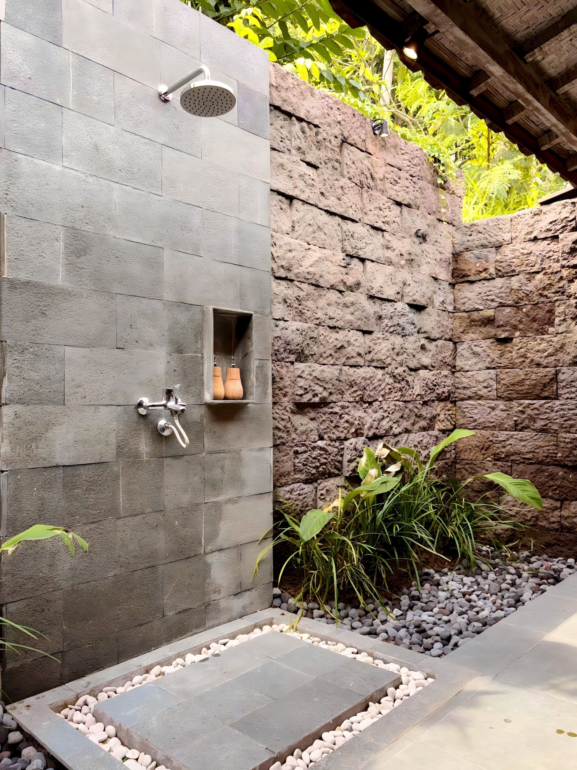 Familie cottage, balkon | Badkamer | Een douche, een haardroger, handdoeken, zeep