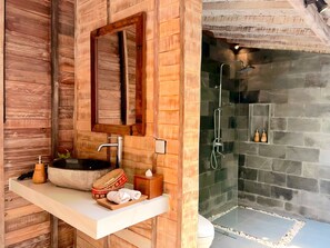 Casa de campo família, sacada | Banheiro | Chuveiro, secador de cabelo, toalhas de banho, sabonete