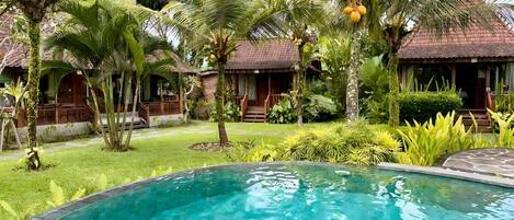 حمّام سباحة خارجي