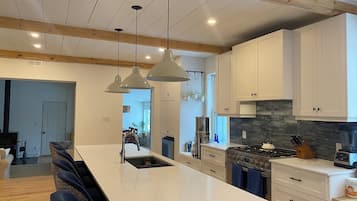 Kjøleskap, ovn, kokeplater og oppvaskmaskin