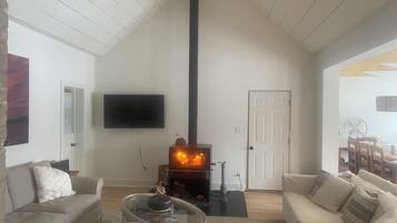 Smart-TV, bøker og stereoanlegg