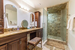 Shower, hair dryer, bidet, towels - Monon Lofts Luxury Owner's Suite (Indianapolis)