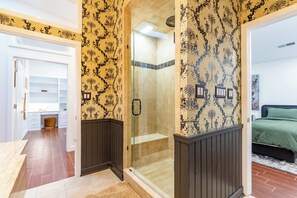 4 bedrooms, desk, iron/ironing board, travel cot - Monon Lofts Luxury Owner's Suite (Indianapolis)