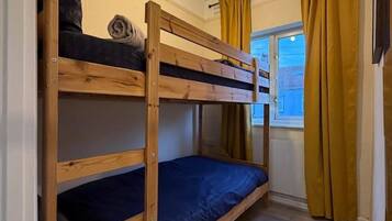 4 bedrooms, iron/ironing board, free WiFi, bed sheets