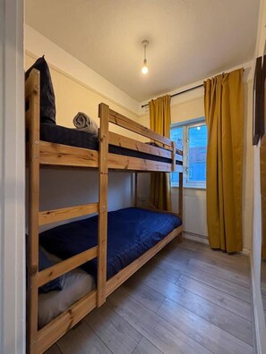 4 habitaciones, tabla de planchar con plancha y wifi gratis 