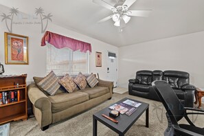 Living area - 115 Oak Shores Just a short walk to the beach. (Biloxi)