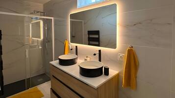 Dusj, hårføner og håndklær