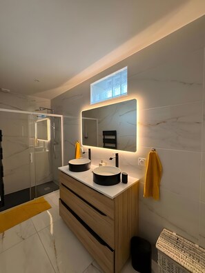 Regadera, secadora de cabello, toallas 