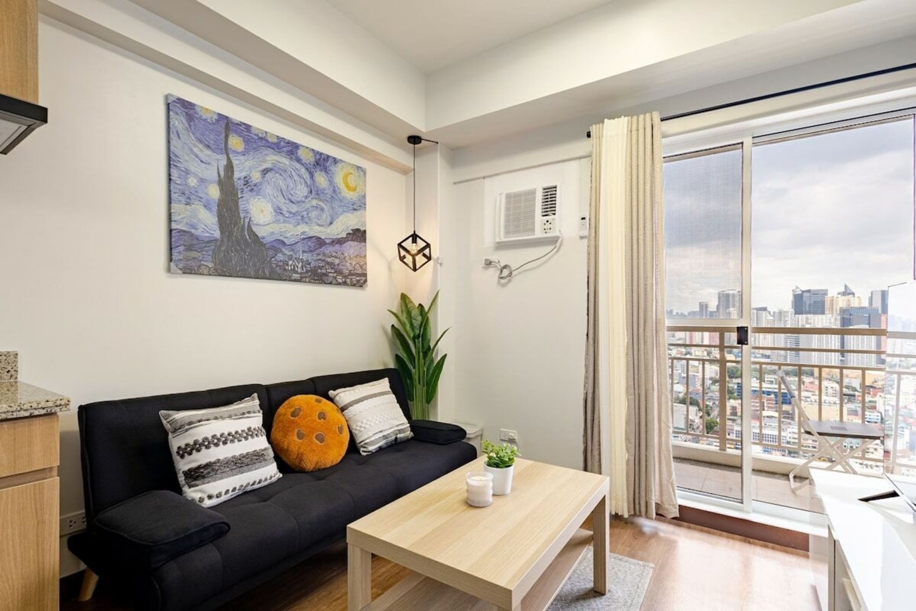 Apartamento Confort, 1 habitación, balcón, vistas a la ciudad | Sala de estar | Smart TV de 32 pulgadas con canales por satélite