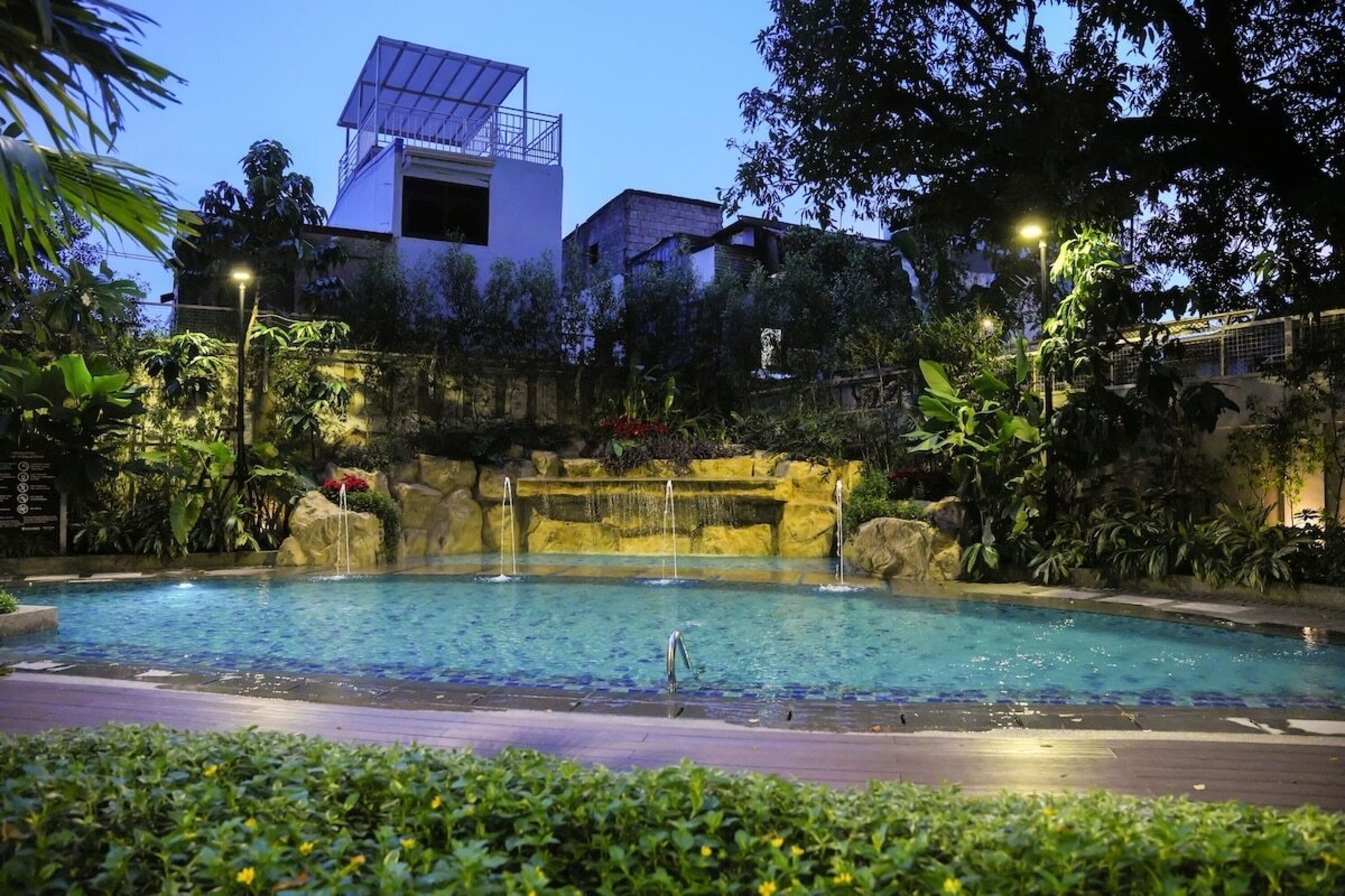 Una piscina al aire libre