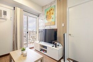 Comfort-Apartment, 1 Schlafzimmer, Balkon, Stadtblick | Wohnzimmer | 32-Zoll-Smart-TV mit Satellitenempfang, Tischtennisplatte