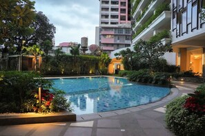 Apartamento Confort, 1 habitación, balcón, vistas a la ciudad | Piscina | Una piscina al aire libre