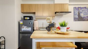 Refrigerador, microondas, placa de cocina, cafetera/tetera