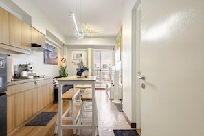 In-room dining - Stylish Condo - Cozy Urban Living (Pasay)
